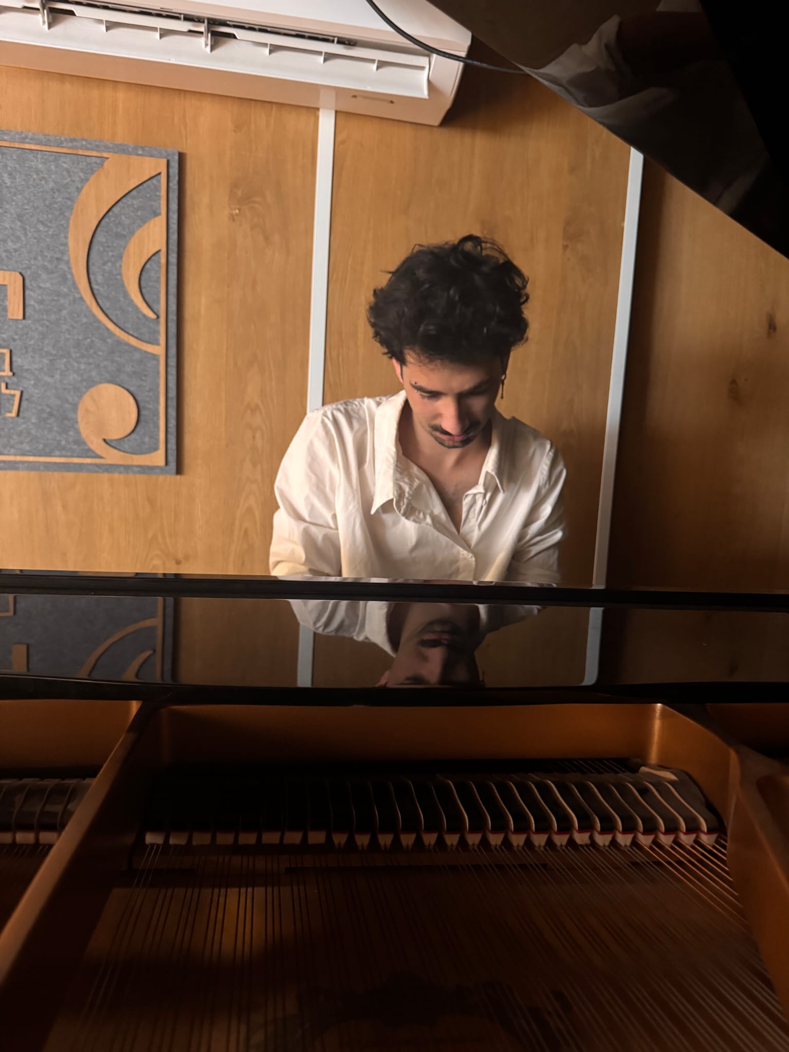Noam Shaty at the grand piano